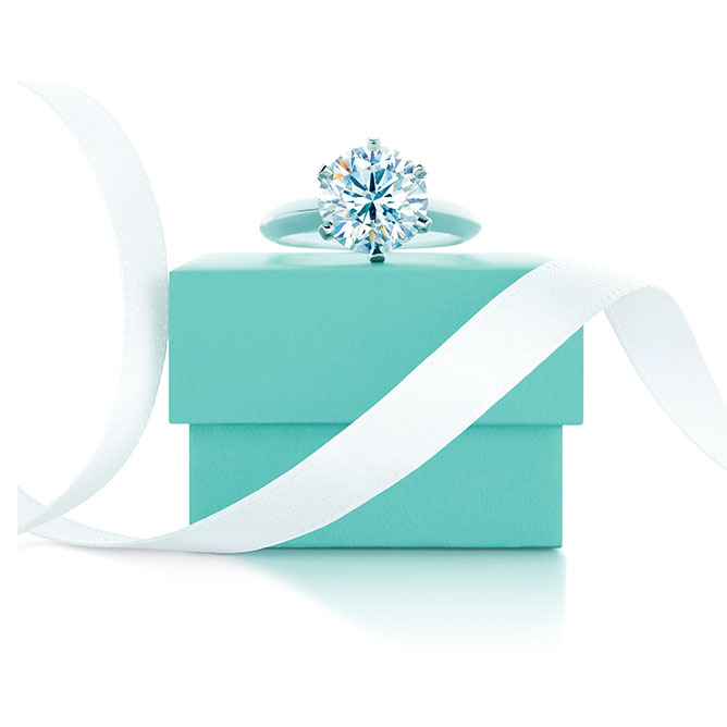 Tiffany Setting經典六爪鑽戒
1886年推出著名的鉑金六爪鑲嵌法,將鑽石托高於戒台上,使光線得以完全進入,造就出無可比擬的極致璀璨,也幾乎奠定了訂情戒鑲嵌的國際標準。
